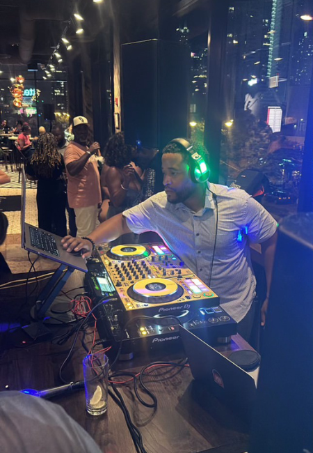 video playlists of KMBRK's previous dj sets.
