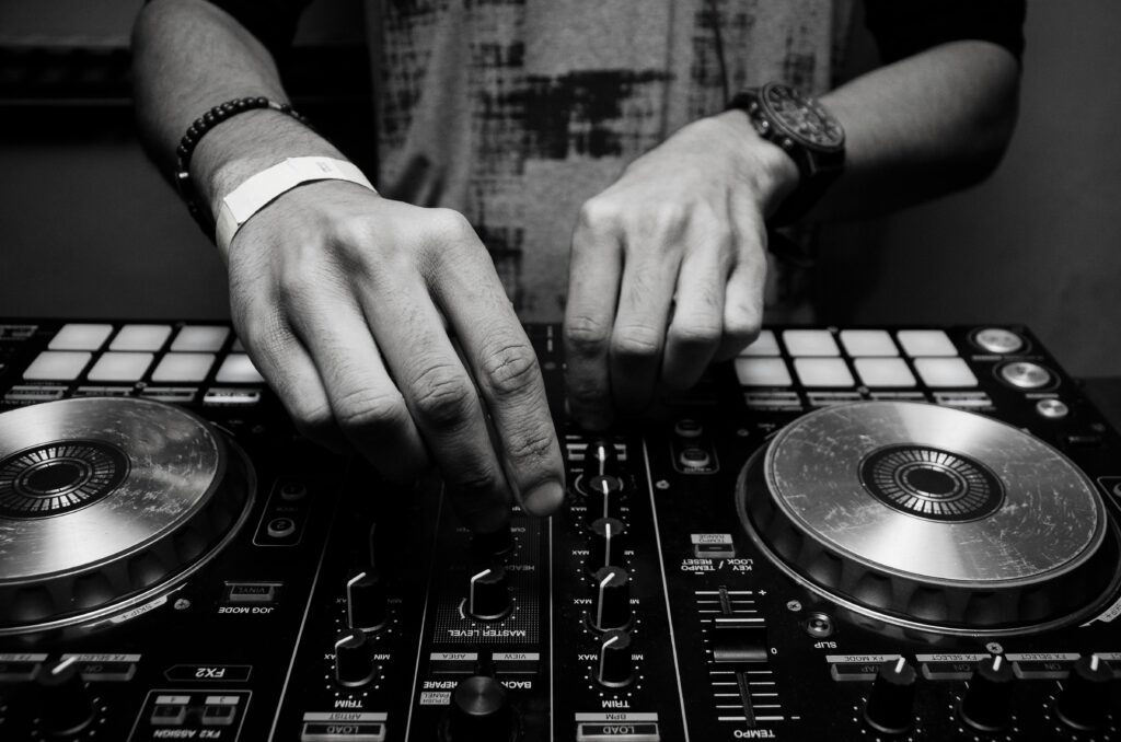 hire a dj Aurora Illinois