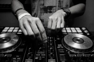 hire a dj Aurora Illinois 
